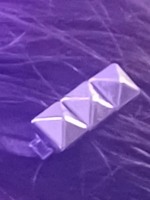 Silvriga hårspännen med nitar - Studded hairclip :)