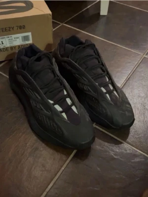 Yeezy 700 v3 - Säljer ett par Adidas Yeezy 700 V3 sneakers i gott skick storlek 45,5 men små i storlek så passar allt runt 43-44,5.BVSA