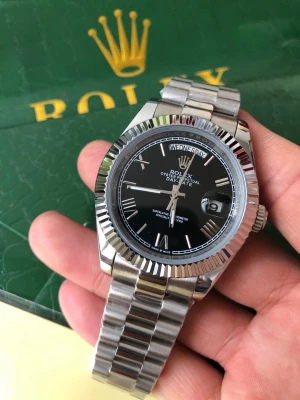 Herr klocka  - Helt ny och oanvänd klocka med automatisk rörelse. Klockan har korrekt vikt och är tillverkad i samma högkvalitativa stål. Tveka inte att höra av er vid frågor eller om ni önskar fler bilder. Endast klockan ingår i priset. Om ni är intresserade av box eller box tillsammans med certifikat, vänligen kontakta mig så kan vi diskutera ett pris.