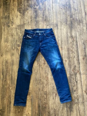 Diesel jeans  - Säljer ett par feta jeans från diesel med en riktigt nice wash.                                                                                      Storlek: 30-32                                                                           Mått: midja= 41 cm, längd= 105 cm, Benöppning= 16 cm 