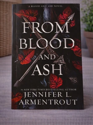 From Blood and Ash (Brand new, in English) - Skick: Helt ny bok. Omslag: Pappercover. Storlek: standard (inte pocket). Förpackning: I sitt originala plastomslag. Från: Stockholm. Snabb leverans inom Sverige.