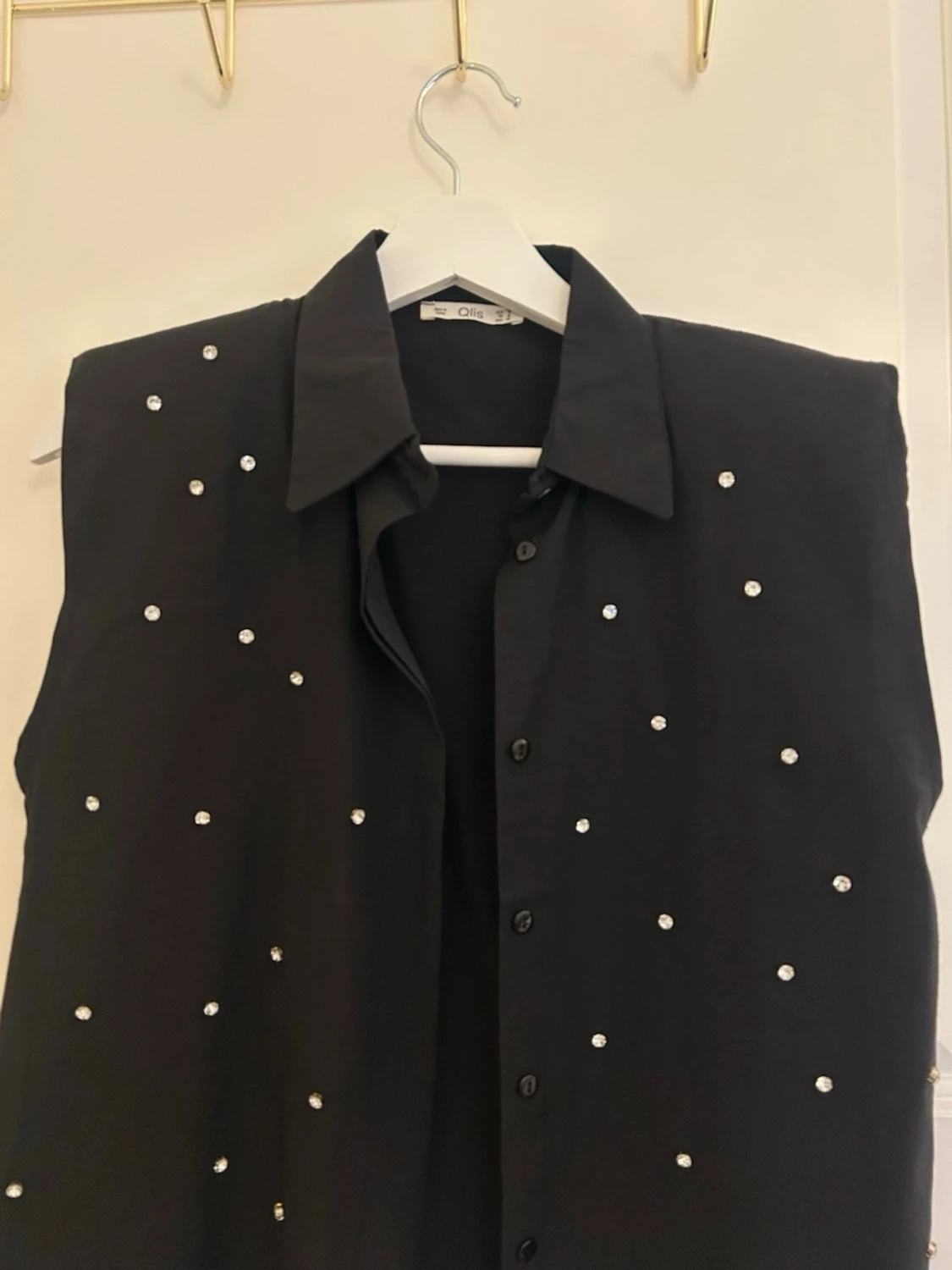 Svart väst med pärldetaljer från qlis  - 1