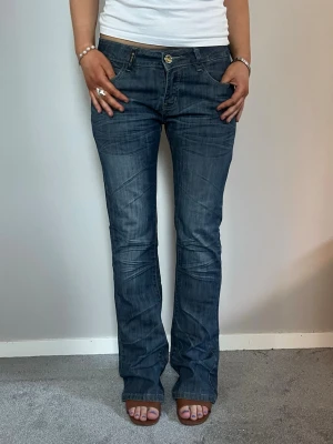 Blå bootcut jeans - supersnygga jeans från Blessing Jeans, köpta second hand! osäker på storlek, står size 30 och passar mig som oftast bär 36 eller 38💕