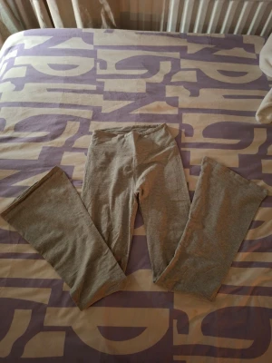 Gråa utsvängda byxor - Säljer dessa gråa utsvängda byxorna från primark. Mjukt och bekvämt material, samt stretchigt! Använd fåtal gånger och är i mycket bra skick! Strl Xxs. Köp gärna en bundle för att spara på frakten!