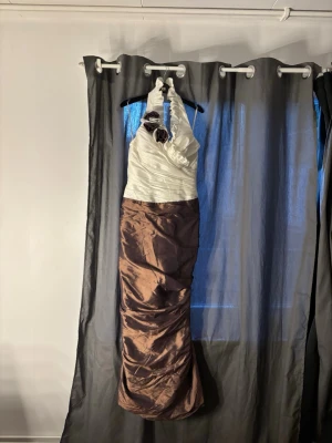 Balklänning vintage  - Jättefin balklänning i vitt och brunt med bruna blom detaljer och volang. 