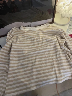 Beigevit randig tröja från H&M - Säljer en långärmad tröja från H&M i beige och vitt💕