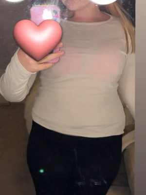 Fin tunn tajt vit tröja från lager 157 - Den är inte genomskinlig om man inte har en typ beige bh men nu hade jag en rosa och den är även väldigt tajt och liten på mig använt nån gång orginal pris är 80kr säljer för 20kr storlek är Xs