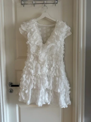 Student klänning! - Vit klänning som passar perfekt till student eller skolavslutning! Nypris 1119kr!