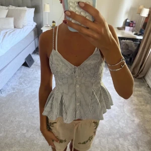 Zara topp randig - Supersöt trendig topp från zara med knappar och ljusblåa ränder 🩵🩵🩵perfekt till våren och sommaren 