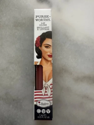 theBalm Purse-Worthy Lip Gloss. Clutch - Snyggt läppglans från theBalm i nyansen Clutch. Innehåller 7 ml. Oöppnad förpackning.