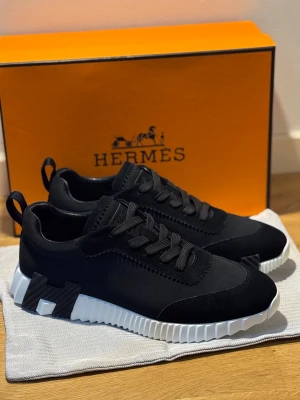 H*rms skor svart - Allt på bilden medföljer. Riktigt sköna skor. Du får box,papper,kort, och påse på köpet. Helt nya