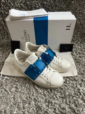 Valentino Open Rockstud INTRESSEKOLL - Ett par riktigt feta Valentino rockstuds i riktigt 7/10 skick. 2 dustbags, äktehetsbevis, extranitar och box kommer med vid köp. Självklart äkta! Tveka inte att fråg något och priset kan sänkas vid snabb affär! 💯