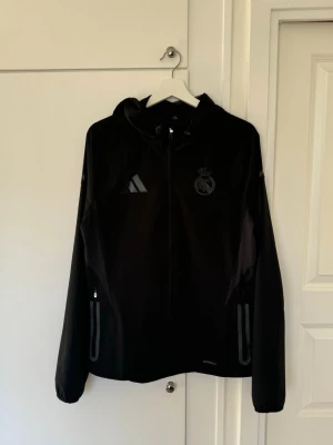 Svart Real Madrid vindjacka Adidas - Real Madrid jacka, köpt för 1800 Storlek S