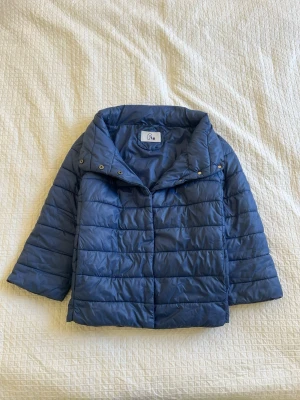 Trekvartsärmad jacka - Trekvartsärmad jacka från Fly i en jättefin blå färg i strl S🩷i jättebra skick men den är köpt second hand och knappen högst upp funkar inte men om man knäpper resten hela vägen upp ser det ändå ut som att alla är knäppta!