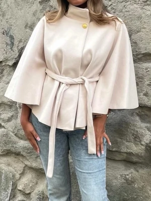 MISSÄY Poncho Blair - ( Priset går att diskutera!!) Stilren beige Missäy Poncho Blair  med vida ärmar och knytskärp i midjan. Kappan har hög krage med dekorativ knapp. Perfekt för dig som vill ha en trendig och elegant look. Denna är tyvärr knappt använd, säljer därför säljer jag den🥰🤩