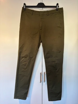 Arket chinos gröna - Snygga chinos från Arket i grön färg. Stilrena och enkla att matcha, passar både till vardag och mer fint. Säljes då de inte används längre. Hör av dig vid frågor eller om du vill ha fler bilder! Storlek 52