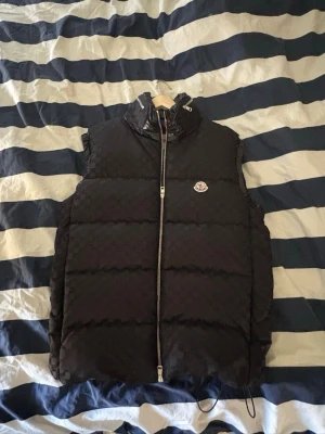 Svart dunväst från Moncler -  Moncler väst från NK 100 % äkta kvitto finns tyvärr inte. Hittar inte den nypris 13 000 💪🏻