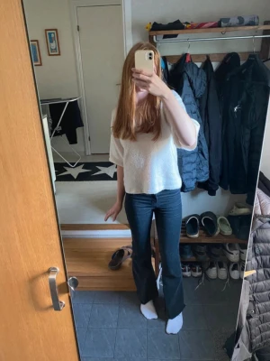 Svarta bootcut jeans med hög midja - Säljer ett par svarta bootcut jeans med hög midja. Jeansen har en snygg utsvängd passform från knät. Materialet är stretchigt denim som sitter bekvämt hela dagen. 