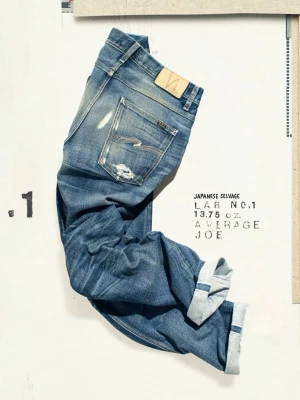 Vintage NudieSelvageLab LabJoe1 - Tjena! Säljer dessa vintage nudie jeans ifrån 2009, jeansen är i selvage och knapparna är gjorda i äkta silver, byxorna är i fint skick och är i storlek W33/L32 men passar L34, Midja-45: Ytterben-110: Innerben-83: Benöppning-21,5, hör av dig vid funderingar!🙌