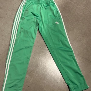 Gröna Adidasbyxor - Feta Adidasbyxor köpta här på Plick men som tyvärr satt för tajt för mig :( Bild 3 visar bäst byxornas gröna nyans! 