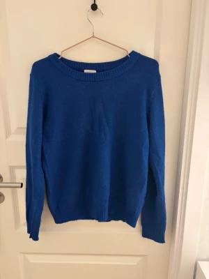 Blå stickad tröja från vila - tröja från vila i storlek XS men passar mig som brukar ha S, använd fåtal gånger