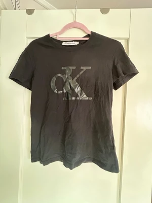 Calvin Klein t-shirt - En svart Calvin Klien t-shirt. Har använt den några gånger. Skriv om du har några frågor💕