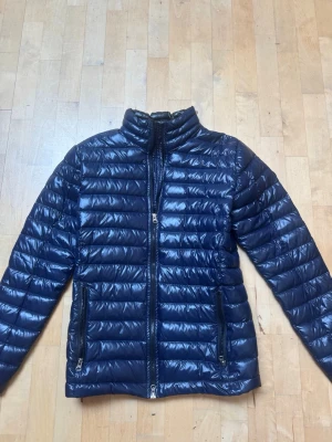 J.lindeberg jacka  - Tjena! Säljer nu min snygga J Lindeberg jacka som är en tunn dunjacka i storlek S. Passar perfekt nu till våren och sena sommarkvällar, hör av dig vid minsta funderingar eller frågor!😊