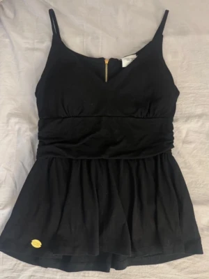 Svart topp - Snygg svart topp, storlek S från Chiara forthi. Köp direkt för 79kr via köp nu😍💞