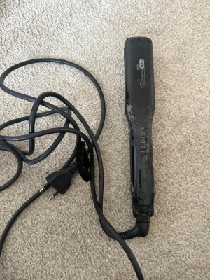 Svart plattång Björn axen  - Säljer en svart plattång från björn Axén. Plattången har sladd med EU-kontakt och breda plattor för enkel styling. Perfekt för att fixa håret snabbt och smidigt. Enkel design och passar bra i necessären.