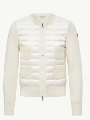 Vit quiltad cardigan från Moncler - Snygg vit cardiganjacka från Moncler med quiltad front och två fickor. Jackan har ribbade muddar, rund halsringning och dragkedja framtill. Materialmix med vadderad front och stickade ärmar ger en modern look. Perfekt för lager-på-lager och streetstyle.