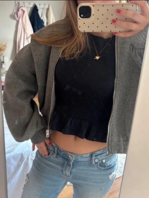 Ribbad T-shirt  - Otroligt snygg T-shirt med lite volang nertill ifrån Gina Tricot som tyvärr inte kommer till användning!💗🍒