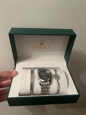 Klocka - En klocka fungerar som den ska med 2 accessoarer som följer med och lite extra länkar till den.