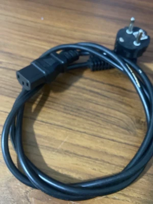 Strömkabel med EU-kontakt svart - Svart strömkabel med EU-kontakt och IEC C13-koppling, perfekt för datorer, skärmar eller annan elektronik. Kabeln är gjord av plast och har en klassisk rund form. Enkel att använda för att koppla in elektronik till vägguttag.