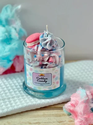 Sojaljus Cotton Candy i glasburk - Unikt doftljus av 100% sojavax i glasburk, dekorerat med pastellfärgad topping i rosa, blått och vitt samt en macaron-detalj. Doften är inspirerad av sockervadd och ljuset har en lekfull, färgglad design som sticker ut i rummet.