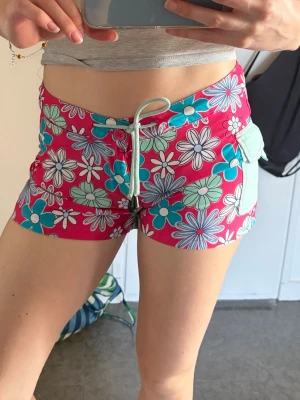 Vintage boardshorts - Boardshorts / surfarshorts - jättefina blomstermönster verkligen vintage och har en liten ficka på sidan.