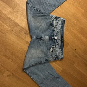 Ljusblåa Replay jeans - Säljer ett par ljusblå Replau jeans med raka ben. Vänster ficka på jeansen är sönder men därför är jeansen så billiga. Passform till normal midja och storleken är till 11-12år.