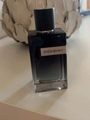 Yves Saint Laurent parfym herr - Snygg parfym från Yves Saint Laurent, Min farsa gillade inte doften och har bara tagit några spray. Så inprincip hela är full. Perfekt för dig som gillar exklusiva dofter och elegant design. 100 ML.