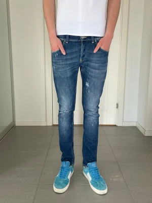 Dondup Jeans  - Säljer nu dessa Dondup jeans med snygga slitningar i populär design, skriv för fler bilder/frågor🙌🏼