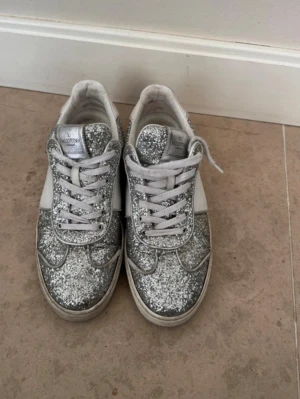 Valentino fly crews - Har sänkt priset på dessa med 600 ish! Dom är i bra skick!