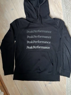 Svart hoodie Peak Performance - Snygg svart hoodie från Peak Performance. Hoodien är i storlek S och utan sltitningar av något slag. Priset är inte hugget i sten kom med prisförslag och fråga gärna