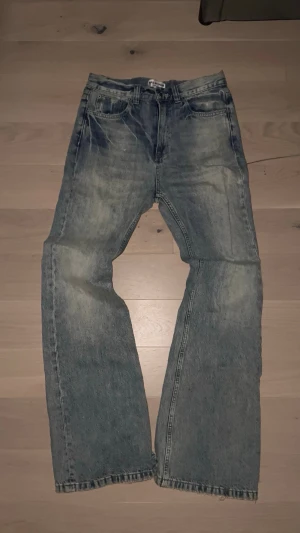 Balenci lost tapes(flared jeans) - Storlek xs men passar mig med W31. Pm för mer information. Har också svarta versionen. 