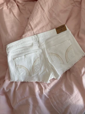 Vita jeansshorts från Hollister - Jeansshorts från Hollister med detaljer på fickorna! Jätte snygga och passar perfekt till sommaren! Se mått på sista bilderna!💕💕W29 TAR EMOT PRISFÖRSLAG 🩷