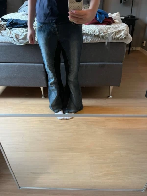 Blå bootcut jeans med utsvängda ben - Säljer ett par blå bootcut jeans som är köpte här på Plick. De är för stora för mig och jag tänkte att jag skulle sy in dem men det blev aldrig av så vill bara bli av med de. Tryck gärna på köp nu!🫶🏼