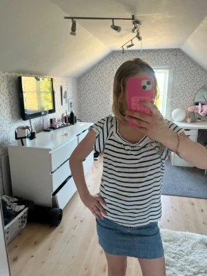 Randig blå vit blus  - Super söt sommar topp från Lindex i storlek 146/152 men passar xs/s! 