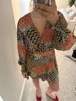 Mönstrad kort klänning  - Cool mönstrad klänning, passar för både smoking och sommaren! Använd 1 gång🥰