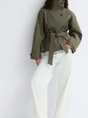 High neck trench jacket  - Säljer helt ny trench jacka från Gina, köpt för 700kr men den var tyvärr för liten och bor långt ifrån närmaste Gina. Så testar att sälja här. Ny med prislapp och allt. Storlek M 