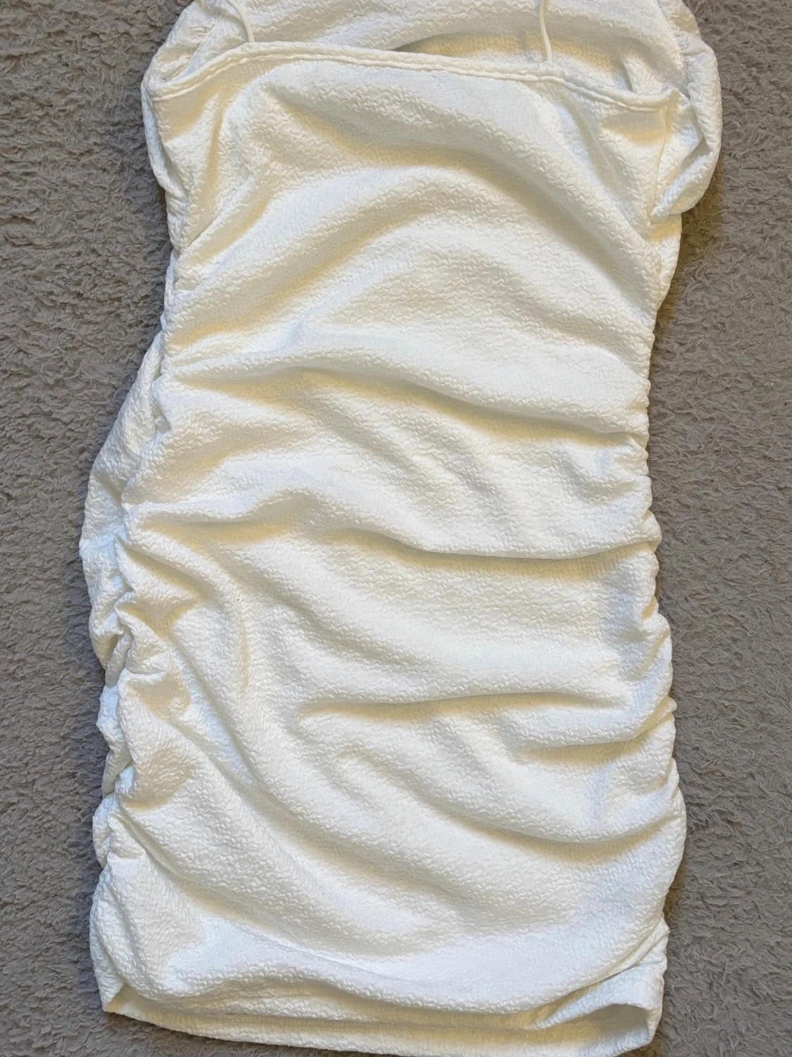 Vit kort klänning med tunna band - 1