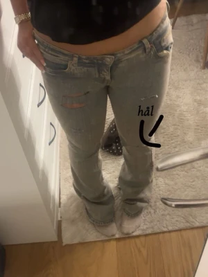 ljusblå slitna låga jeans - säljer dessa jeans som jag själv gjort hålen på, de är lågmidjade och bootcut/flare