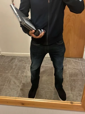 Mörkblå jeans från Blend Twister - Säljer ett par mörkblå jeans från Blend, modell Twister. Jeansen har klassisk femficksdesign, normal passform och snygga slitningar på låren för en trendig look. Perfekta till sneakers och hoodie för en avslappnad stil.