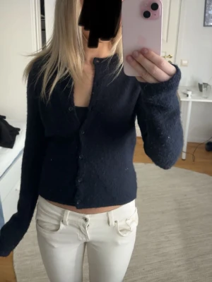 Stickad kofta - Stickad mörkblå kofta från Gina💕skriv om ni har frågor eller önska fler bilder💓